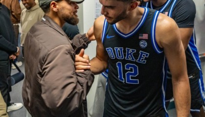 Kaiyun网页版-库里父子探访杜克男篮更衣室！斯蒂芬与热门秀卡梅隆·布泽尔同框