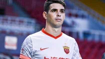 Kaiyun网页版-奥斯卡意外亮相上港冬训！直接跟穆斯卡特合影留念，队友点赞欢迎